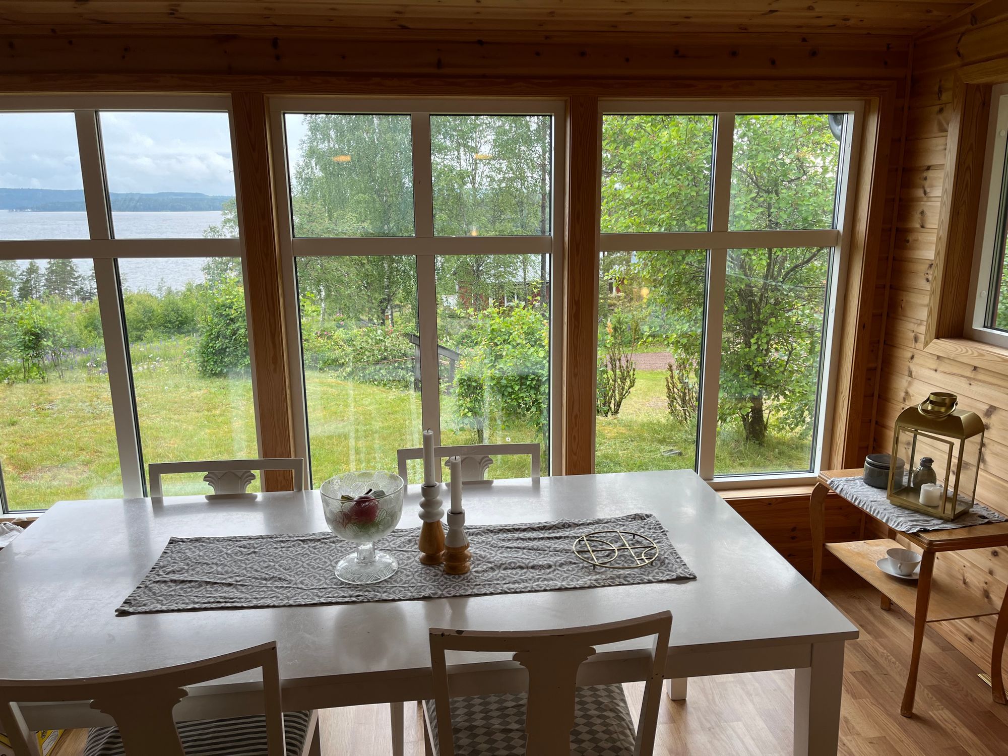 Mysig stuga med fantastisk sjöutsikt – bild 8 av 24