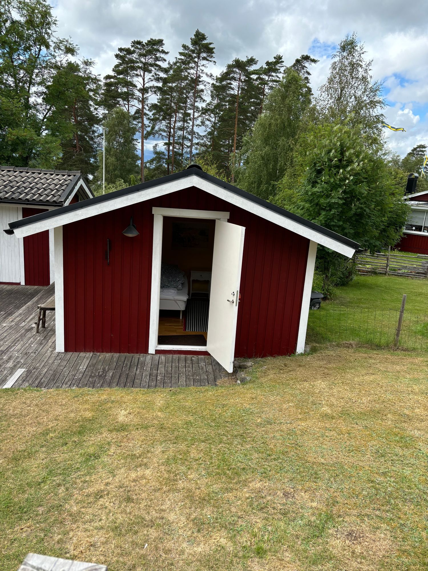 sommarstuga  I lugnt sommarstuge-område – bild 12 av 17