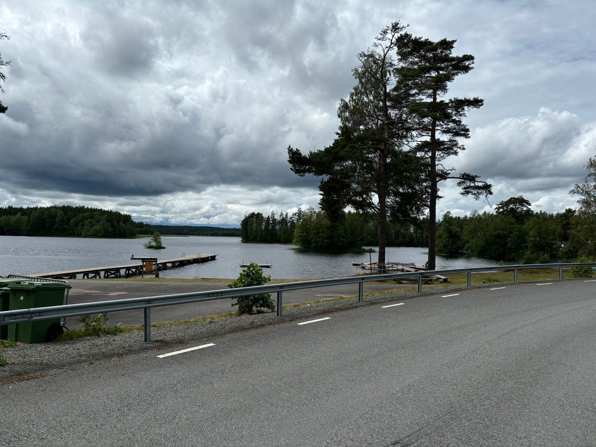 sommarstuga  I lugnt sommarstuge-område – bild 14 av 17