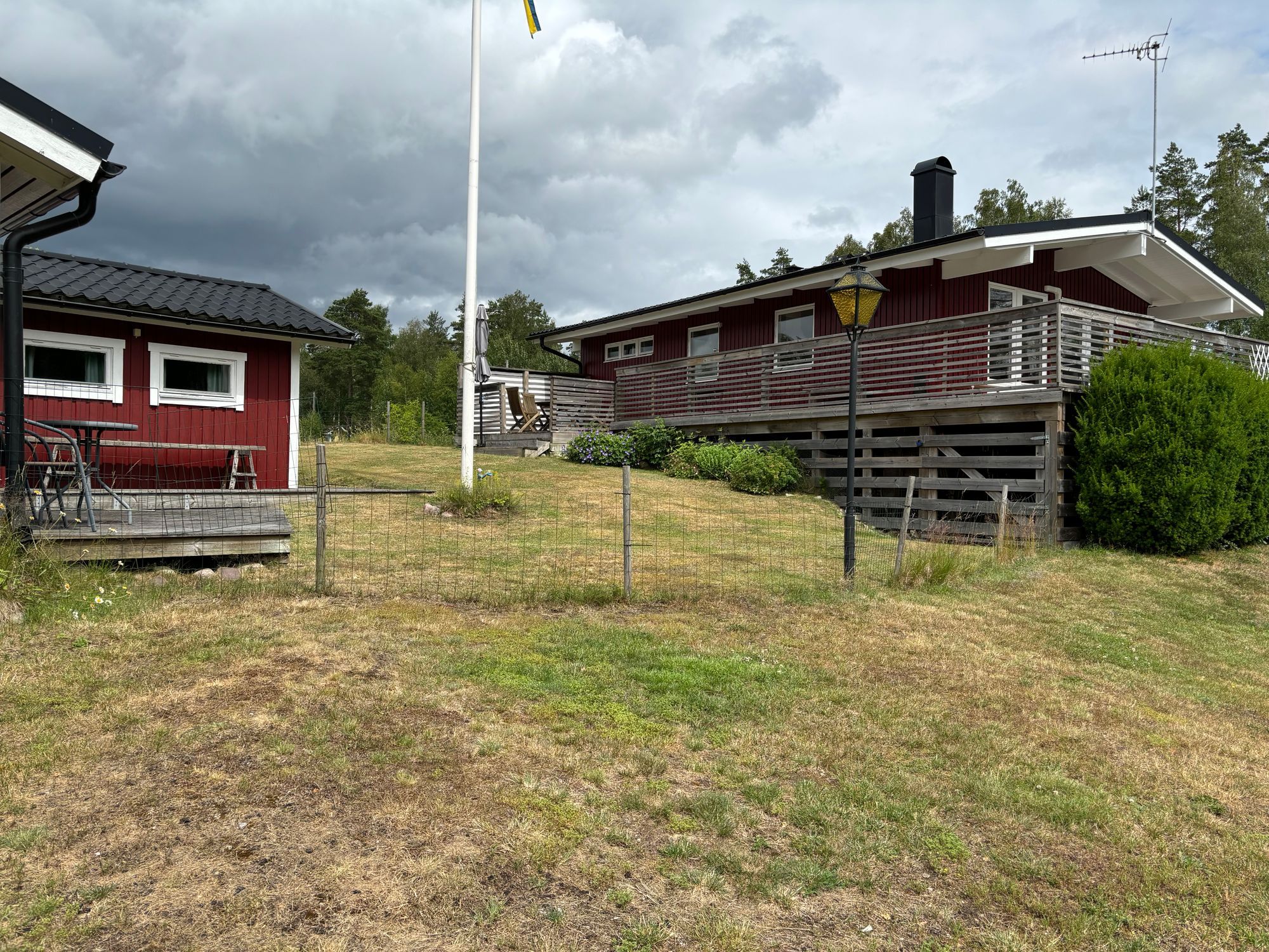 sommarstuga  I lugnt sommarstuge-område – bild 2 av 17