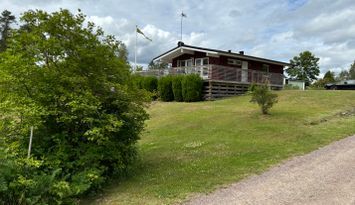 sommarstuga I lugnt sommarstuge-område
