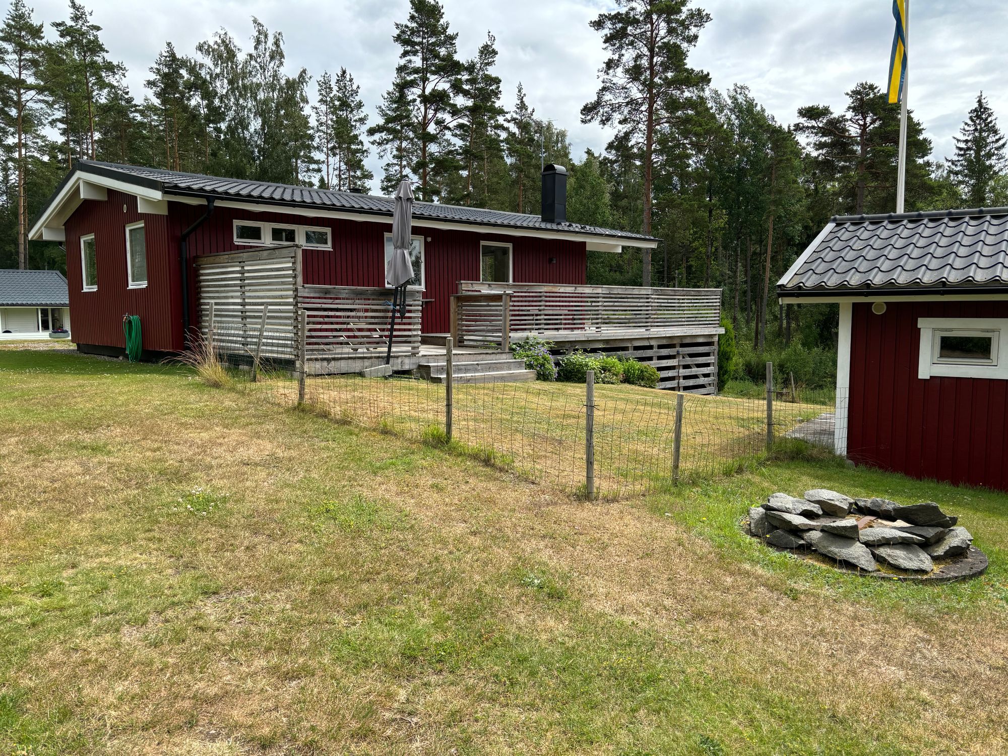 sommarstuga  I lugnt sommarstuge-område – bild 3 av 17