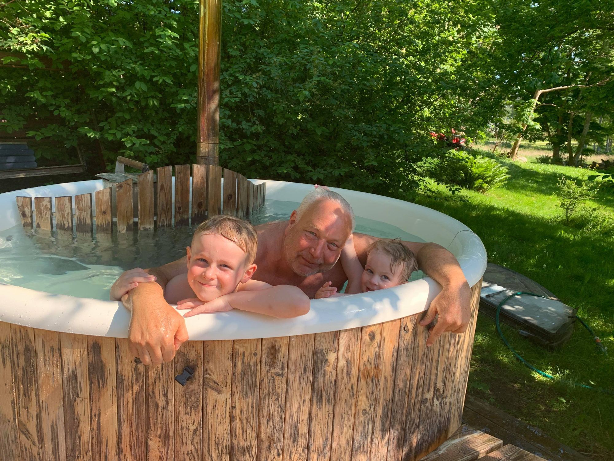 Charmigt torp på Tjörn med badtunna – bild 2 av 24