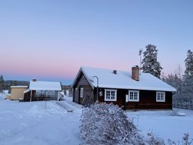 Mysig timmerstuga vid Milsjön/Järvsö