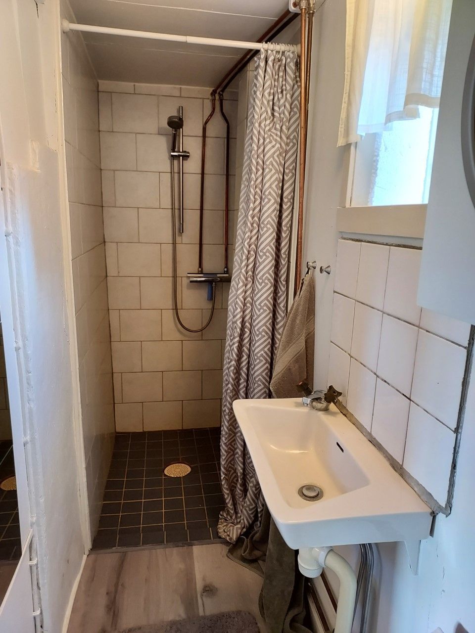 Torp/stuga med fin utsikt över sjö och fält – bild 10 av 14