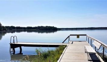 Nyrenoverad stuga nära sjön