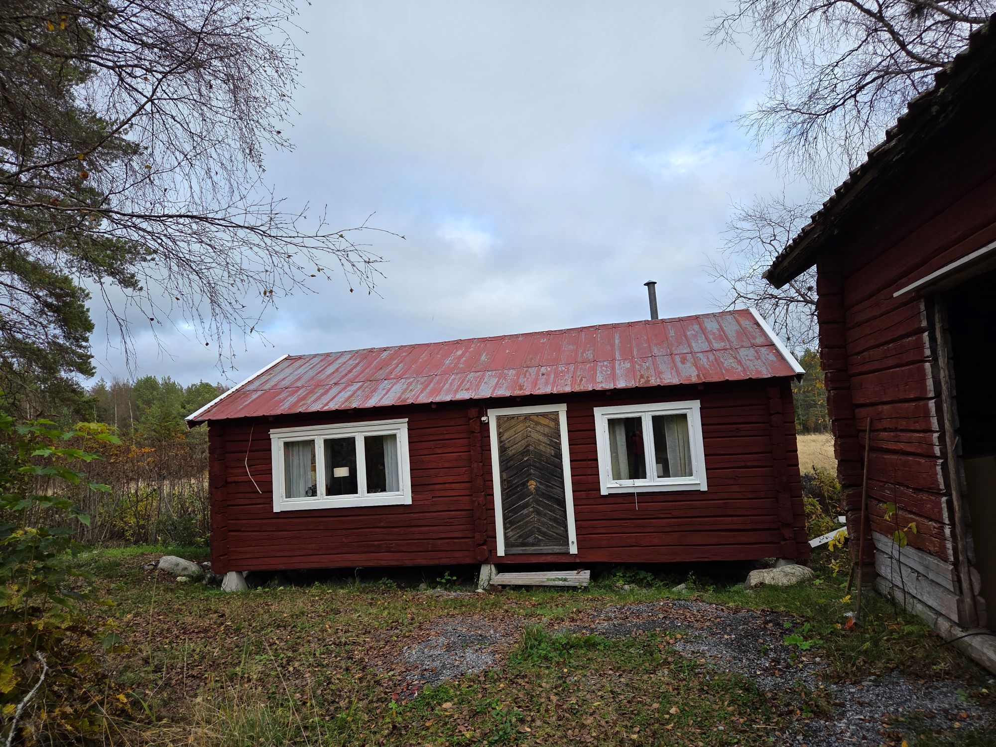 Mysig timmerstuga på gård – bild 11 av 13
