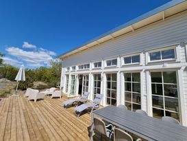 Skärgårdshus vid havet med delvis havsutsikt