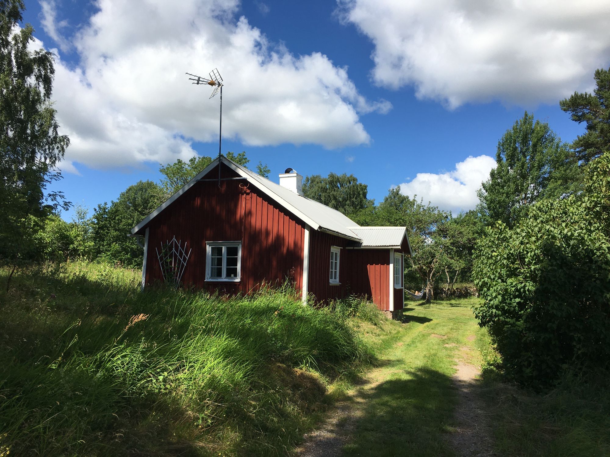 Mysigt soldattorp vid bad och fiskesjö – bild 2 av 15
