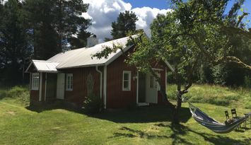 Mysigt soldattorp vid bad och fiskesjö