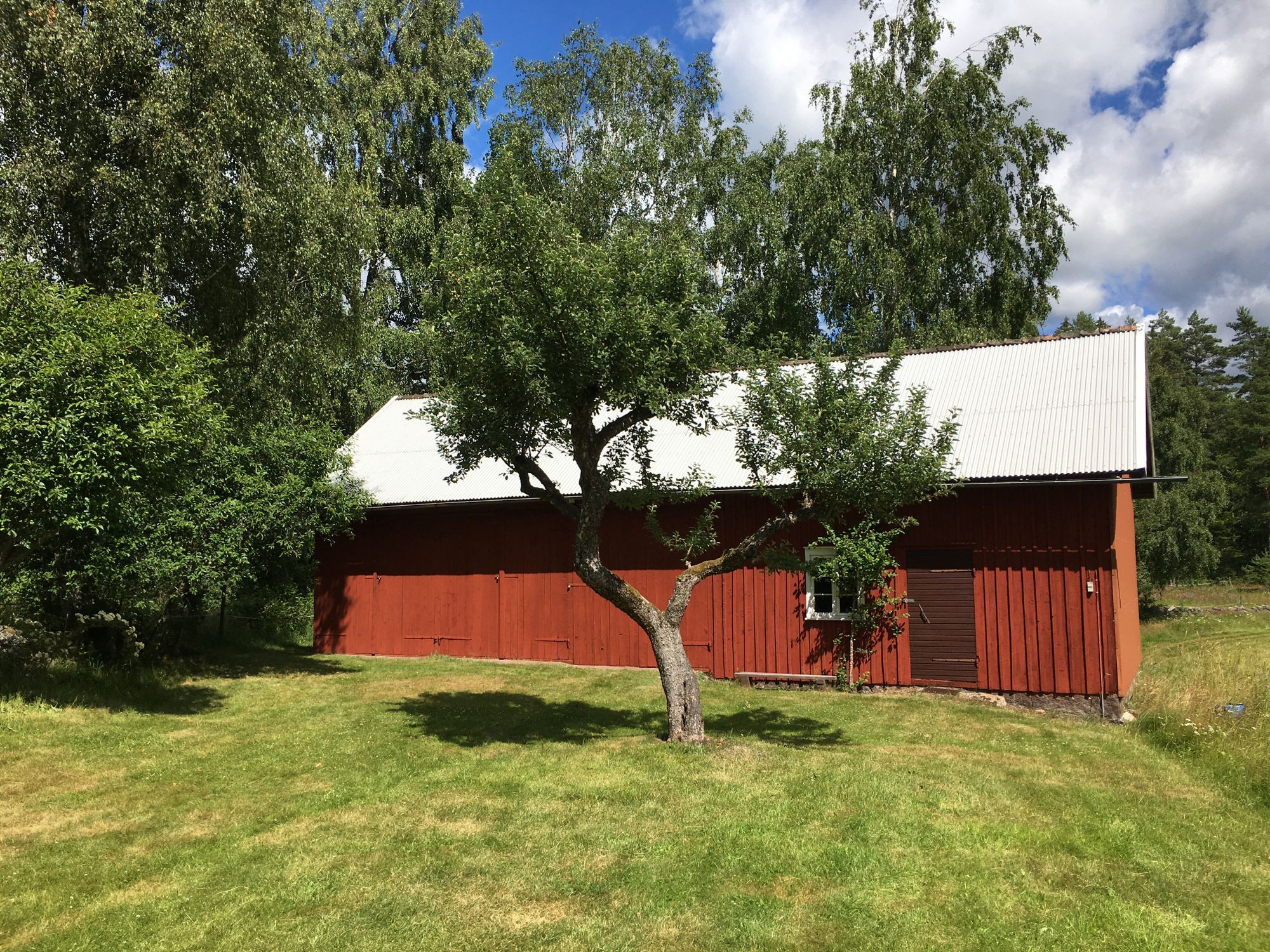 Mysigt soldattorp vid bad och fiskesjö – bild 3 av 15
