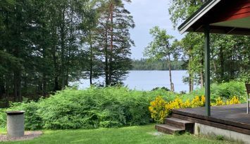 Sjöstuga med brygga och egen fiskebåt