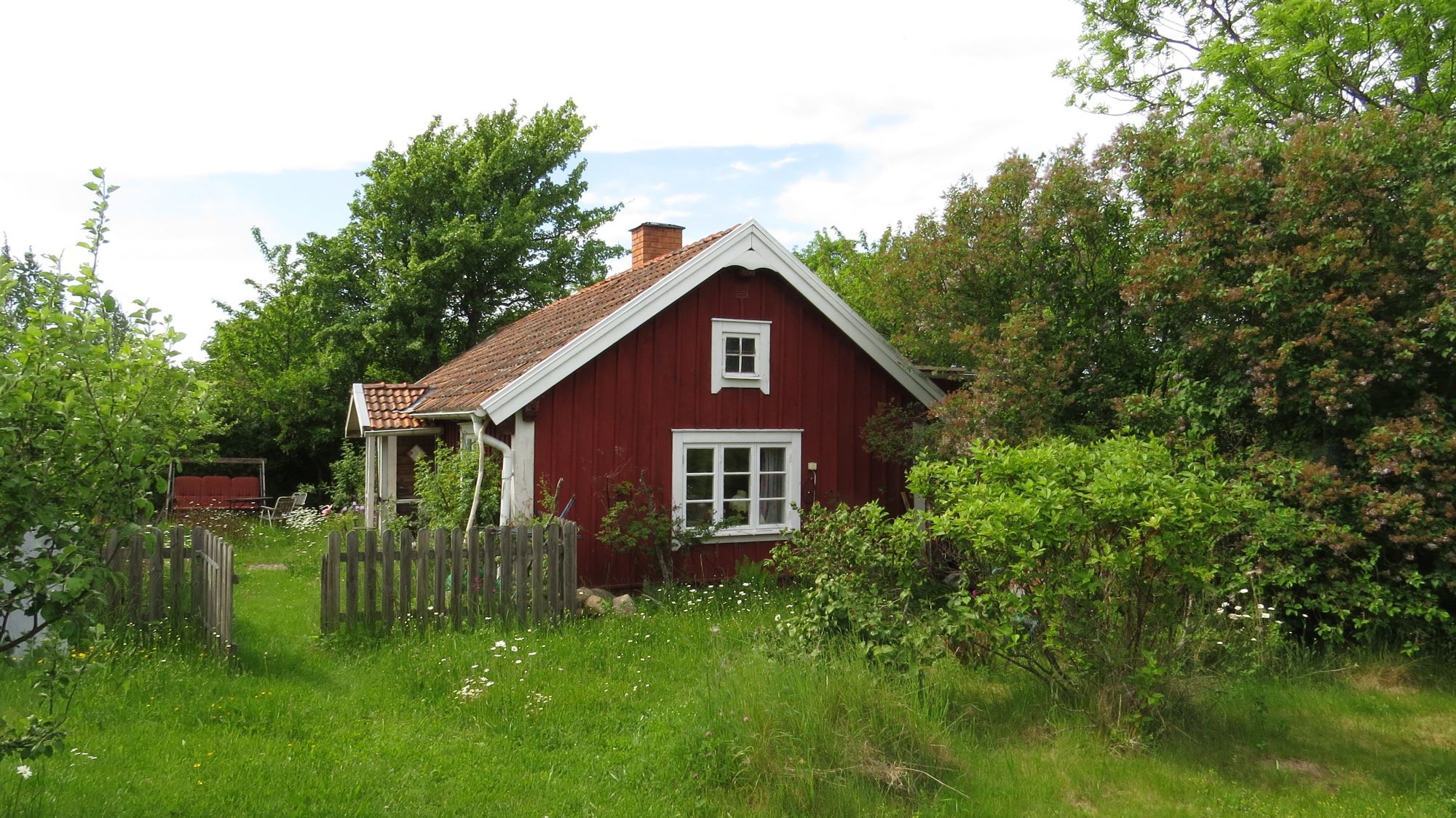 Gulligt torp med fin trädgård