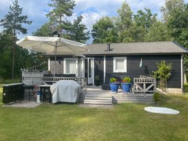 Stuga på natursköna Rossö