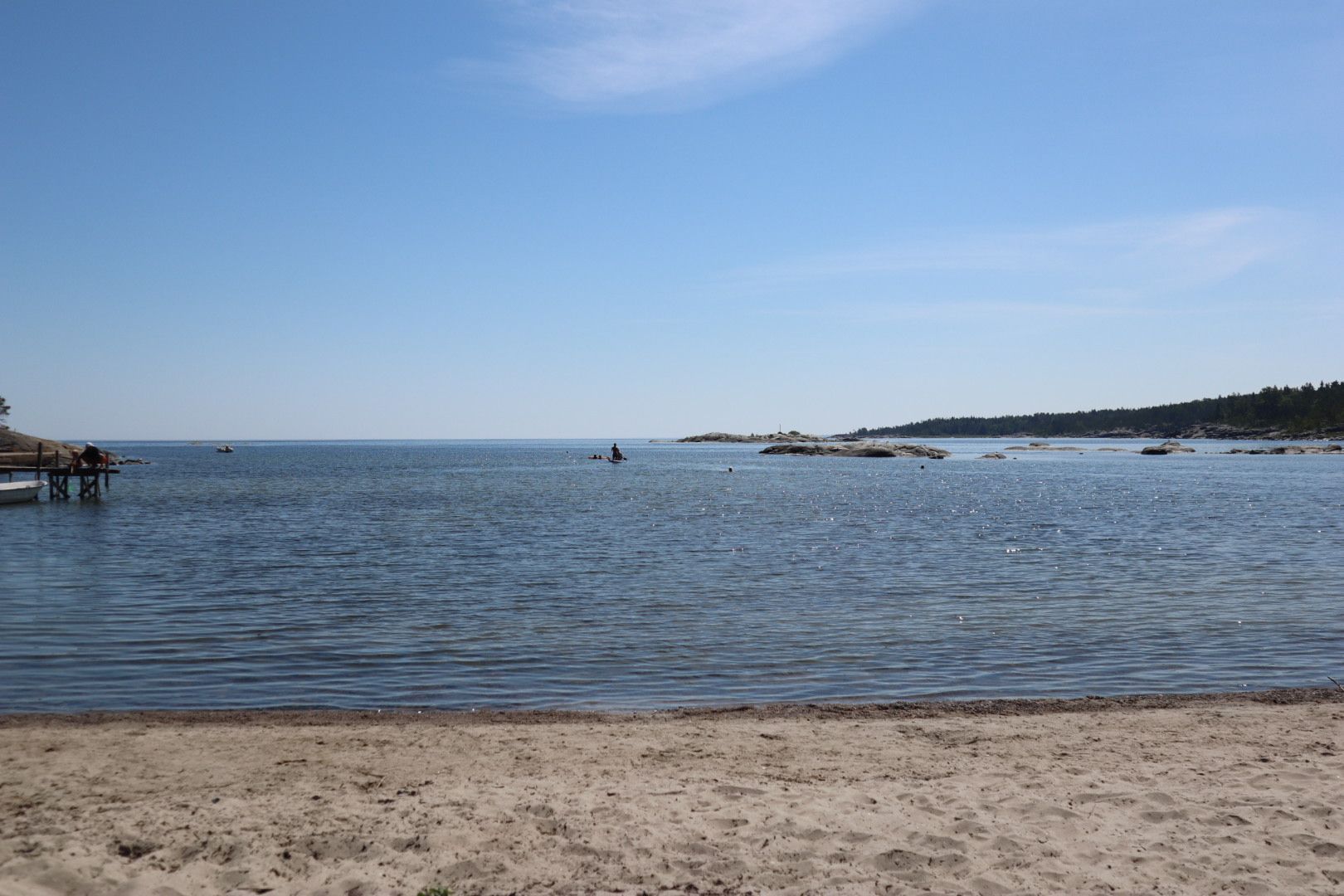 Röd liten stuga med drömläge precis vid stranden – bild 16 av 19