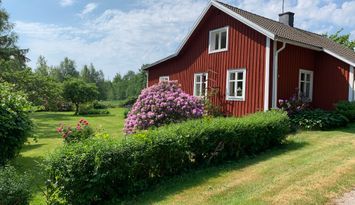 Charmig röd stuga på landet utanför Älmhult