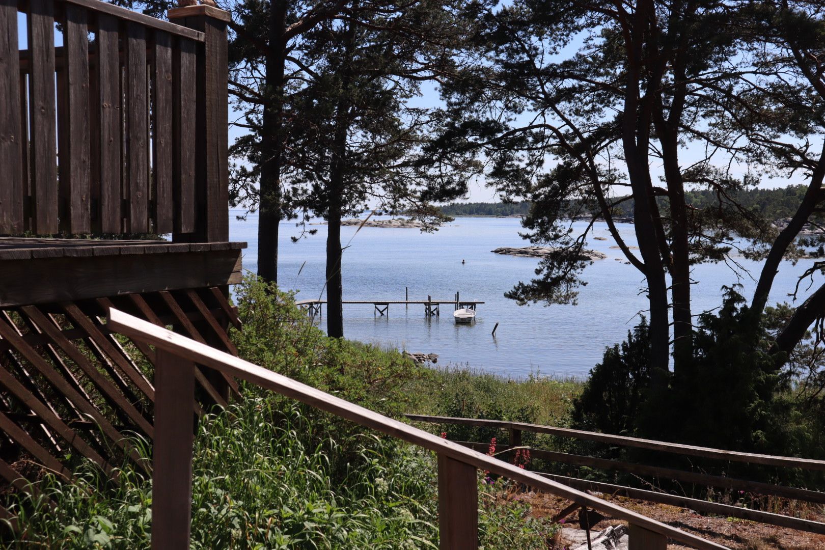 Röd liten stuga med drömläge precis vid stranden – bild 18 av 19