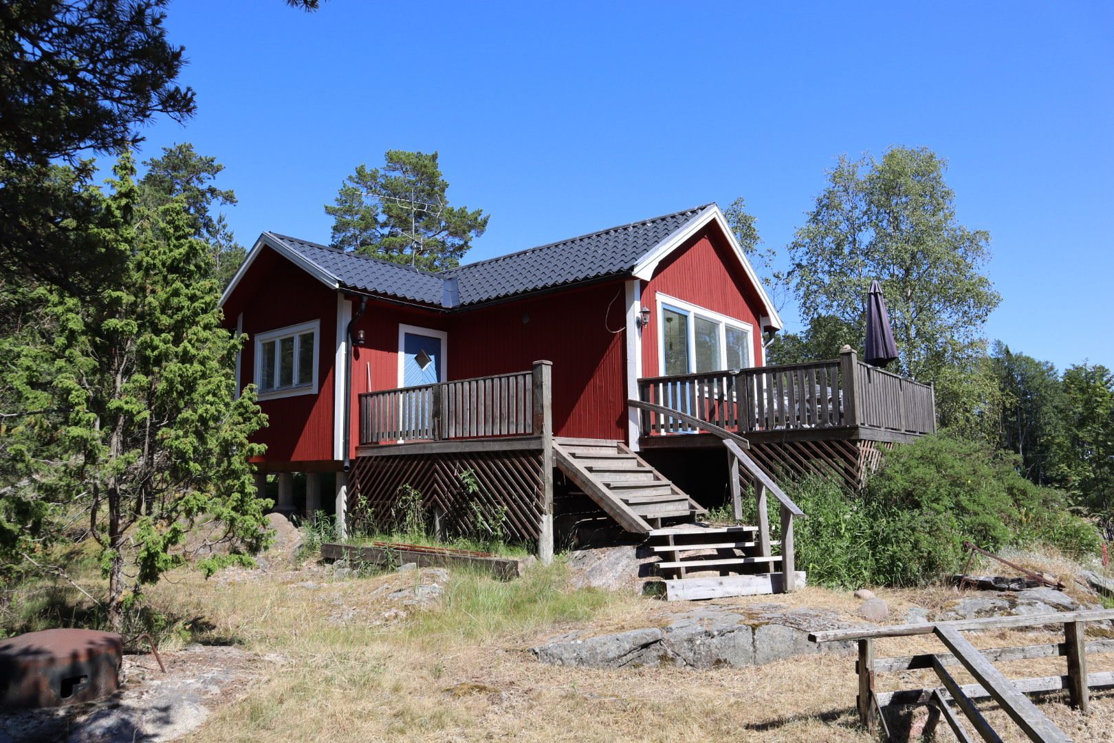 Röd liten stuga med drömläge precis vid stranden – bild 3 av 19