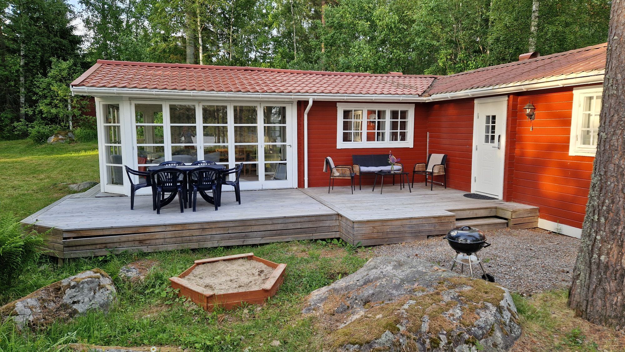Nyrenoverad stuga med egen brygga – bild 15 av 24