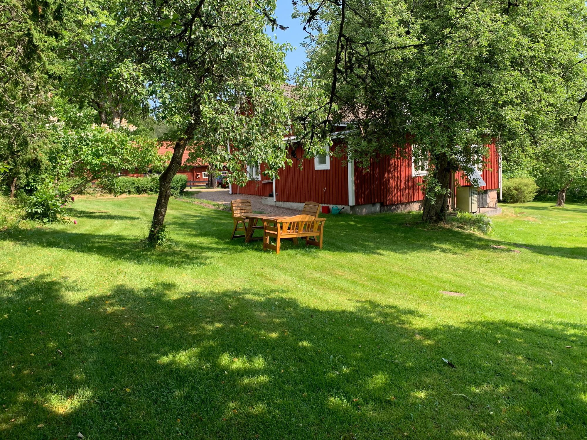 Charmig röd stuga på landet utanför Älmhult – bild 2 av 17