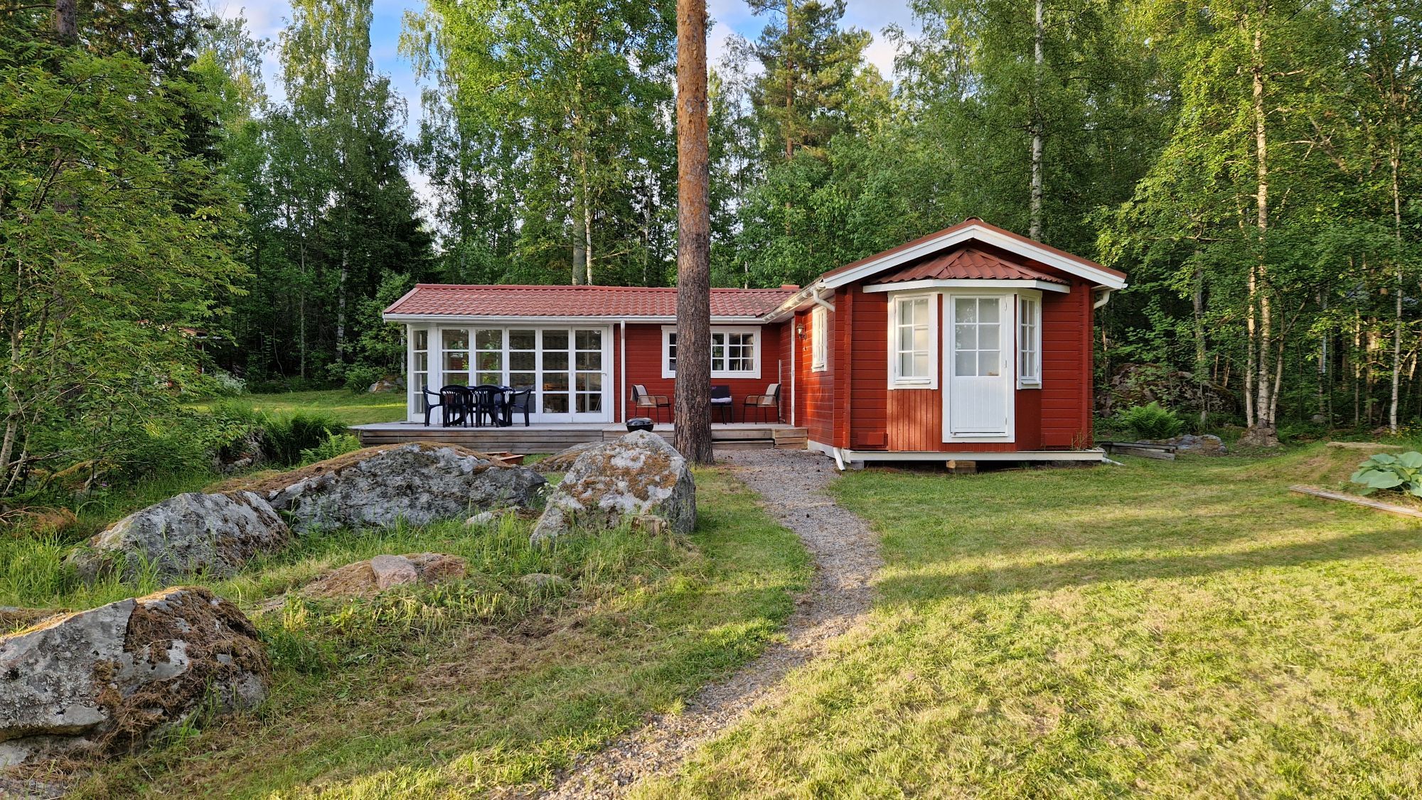 Nyrenoverad stuga med egen brygga – bild 5 av 24