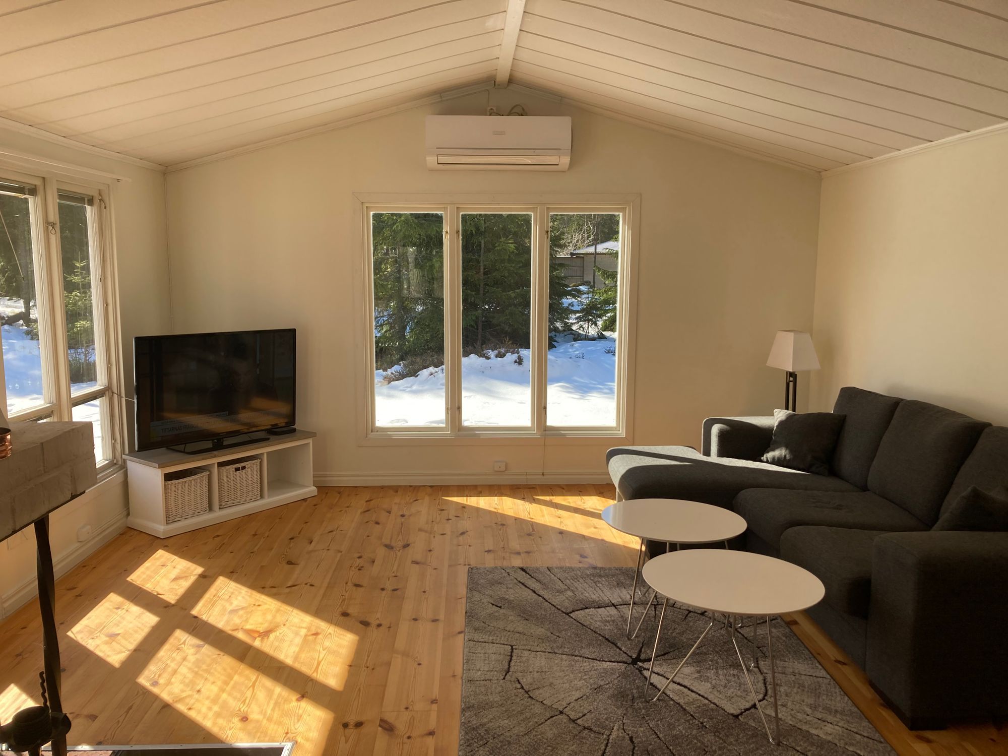 Modernt fritidshus nära hav och sandstrand. – bild 5 av 14