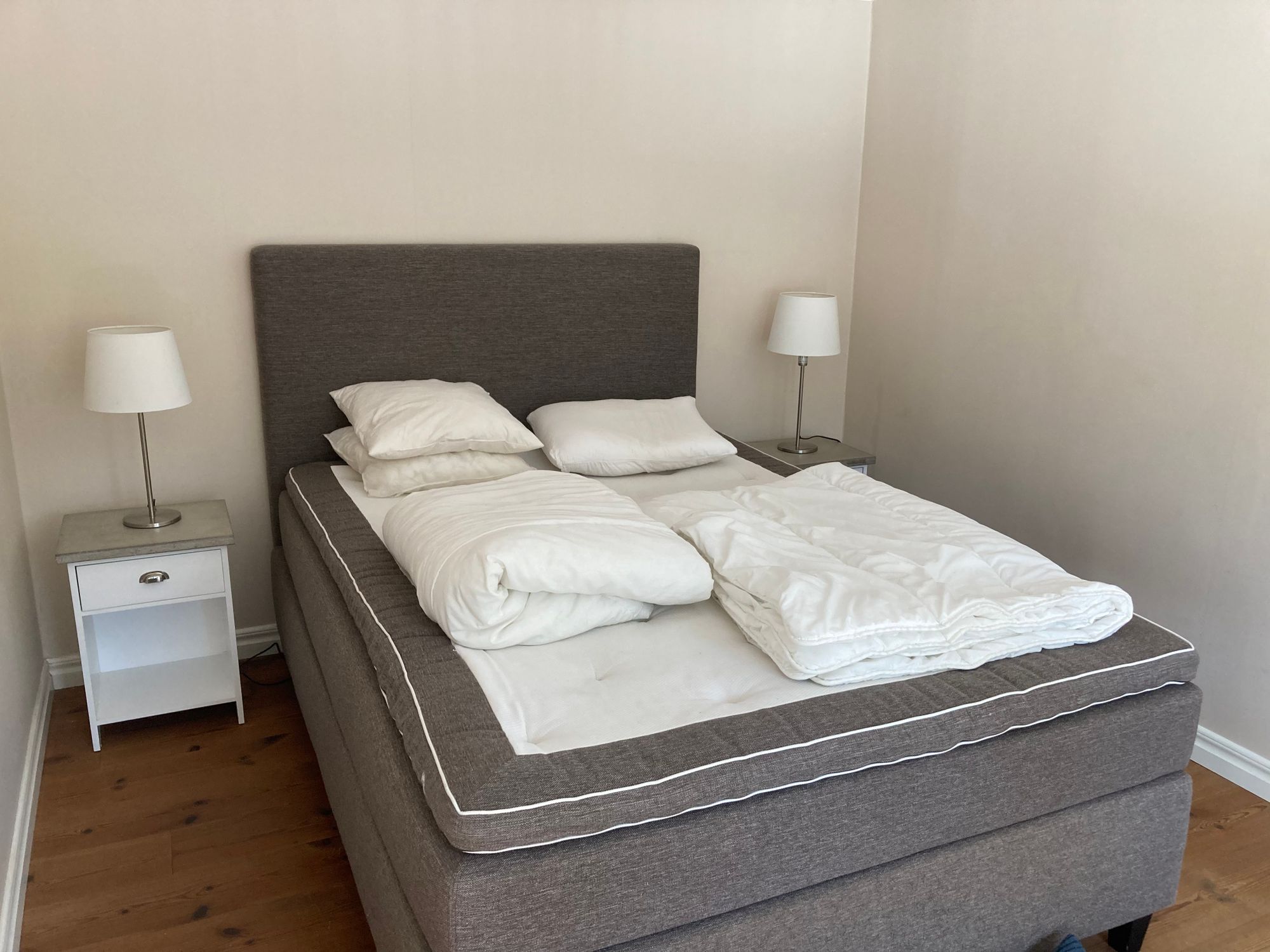 Modernt fritidshus nära hav och sandstrand. – bild 12 av 14