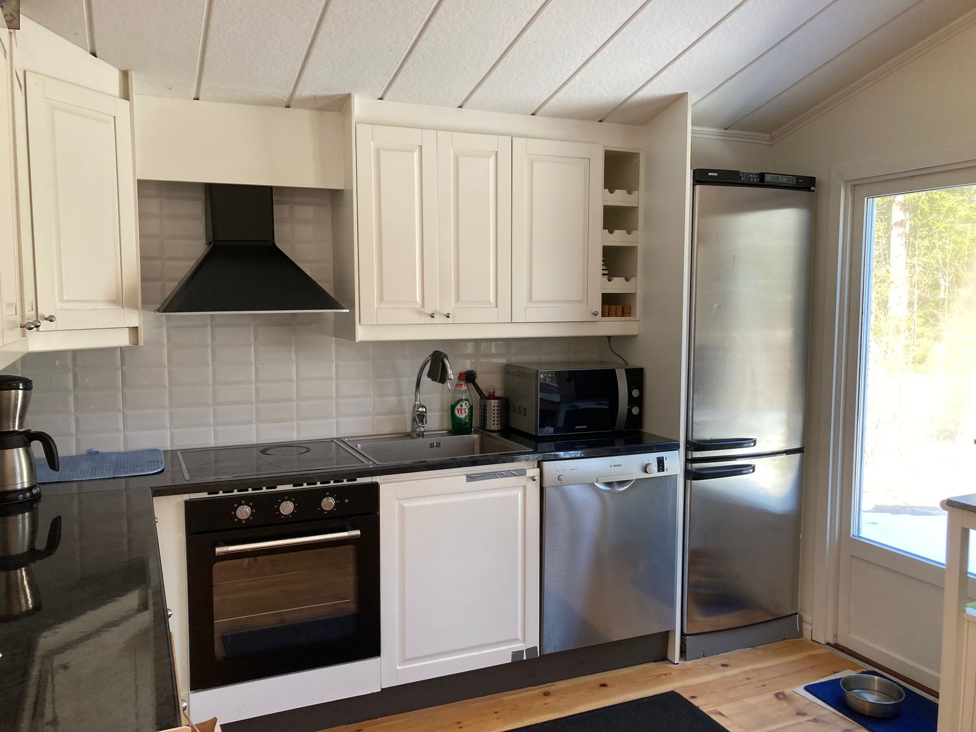 Modernt fritidshus nära hav och sandstrand. – bild 10 av 14