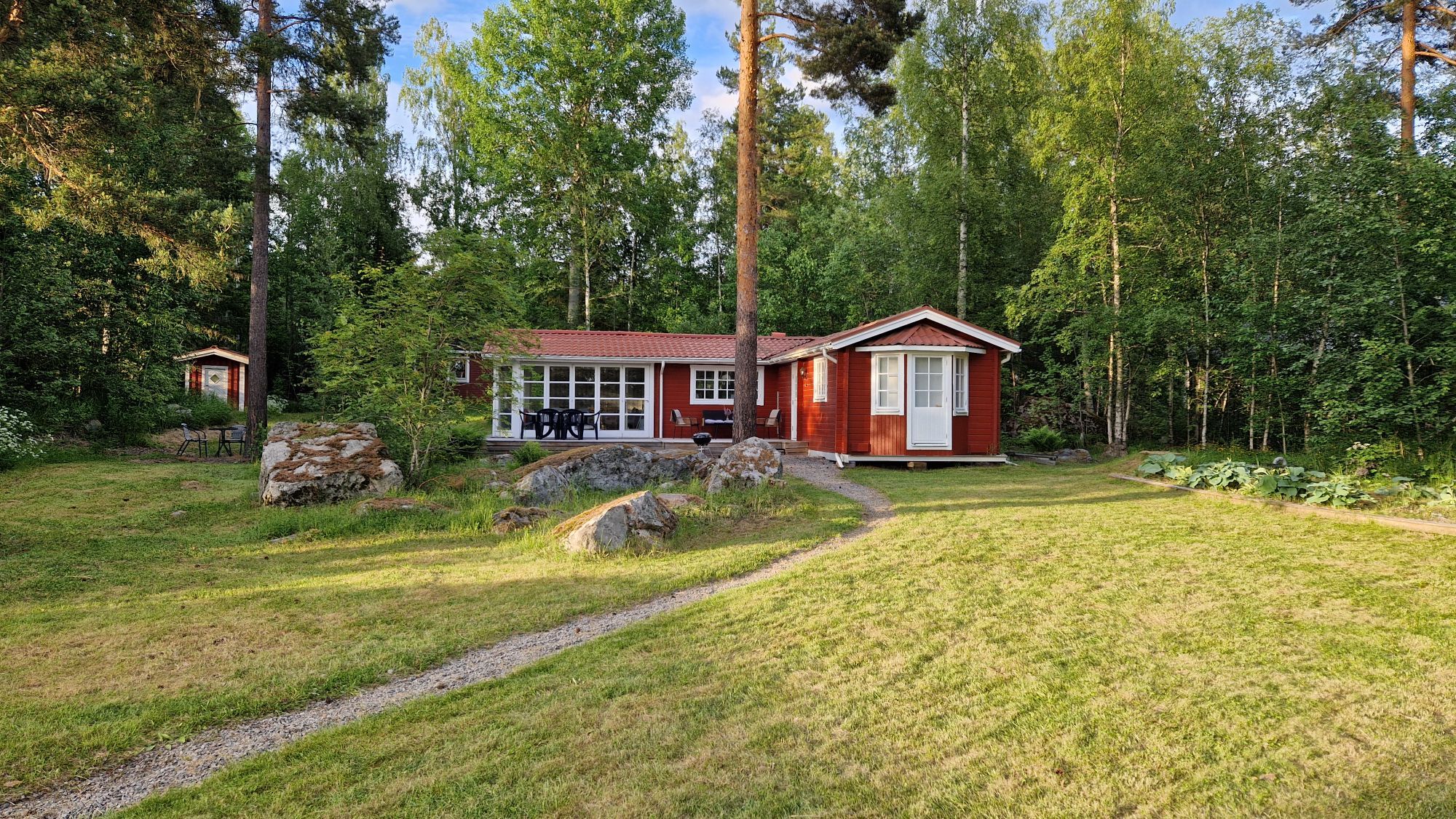 Nyrenoverad stuga med egen brygga – bild 4 av 24