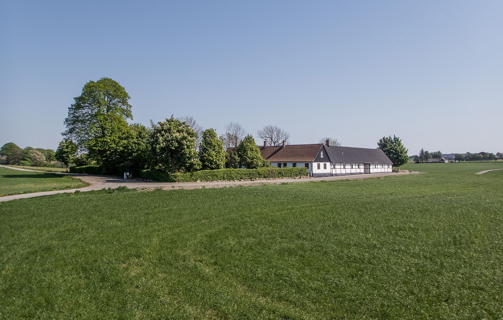 Kringbyggd korsvirkesgård nära havet