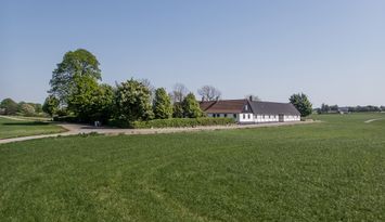 Kringbyggd korsvirkesgård nära havet