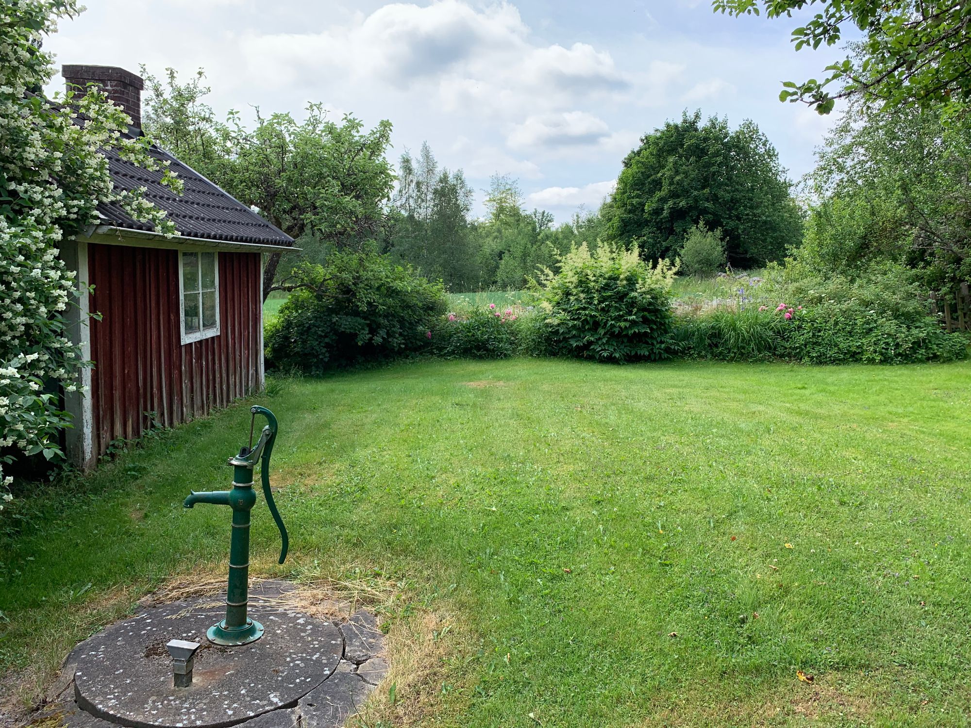 Charmig röd stuga på landet utanför Älmhult – bild 4 av 17