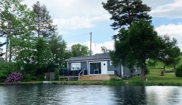 Härlig stuga med panoramautsikt över sjö| SE07027