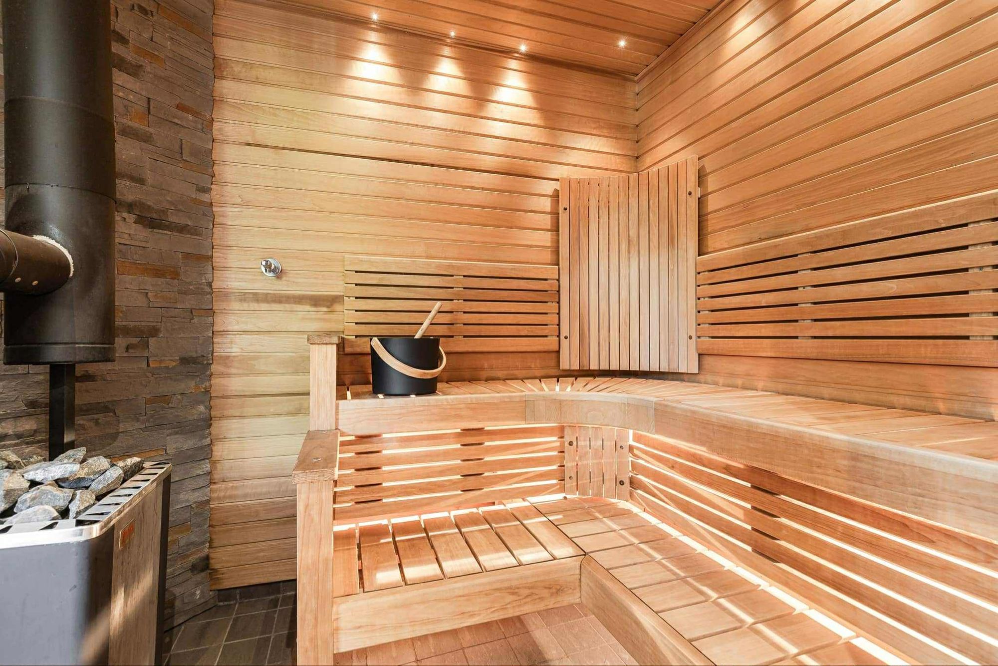 Spastuga med jacuzzi och vedeldad bastu – bild 4 av 15