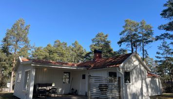 Charmig stuga på Oknö - havsnära tomt!