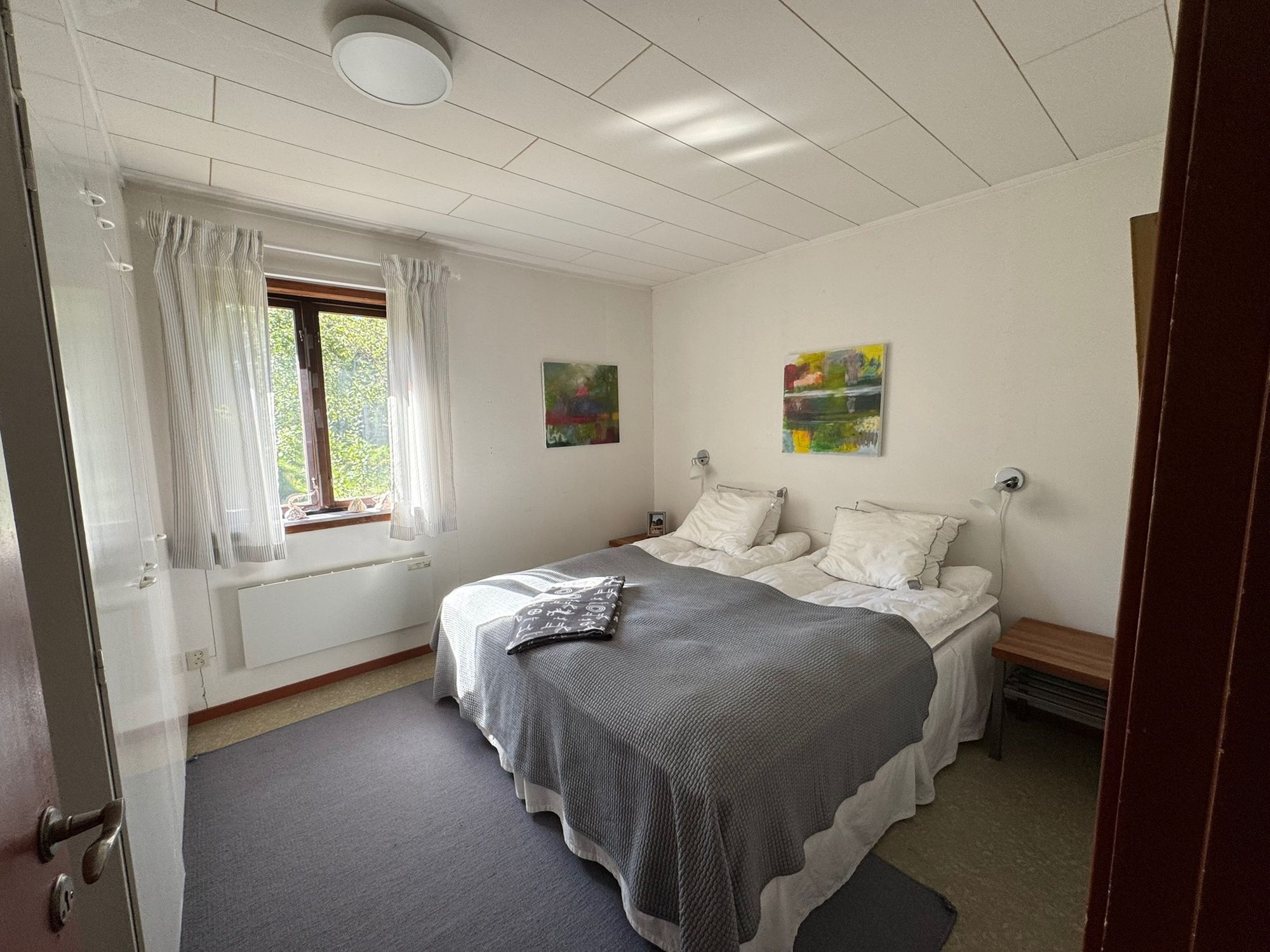 Hemtrevligt hus mitt i skogen nära egen sjö – bild 11 av 20