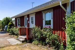 Bright & spacious cottage close to the sea