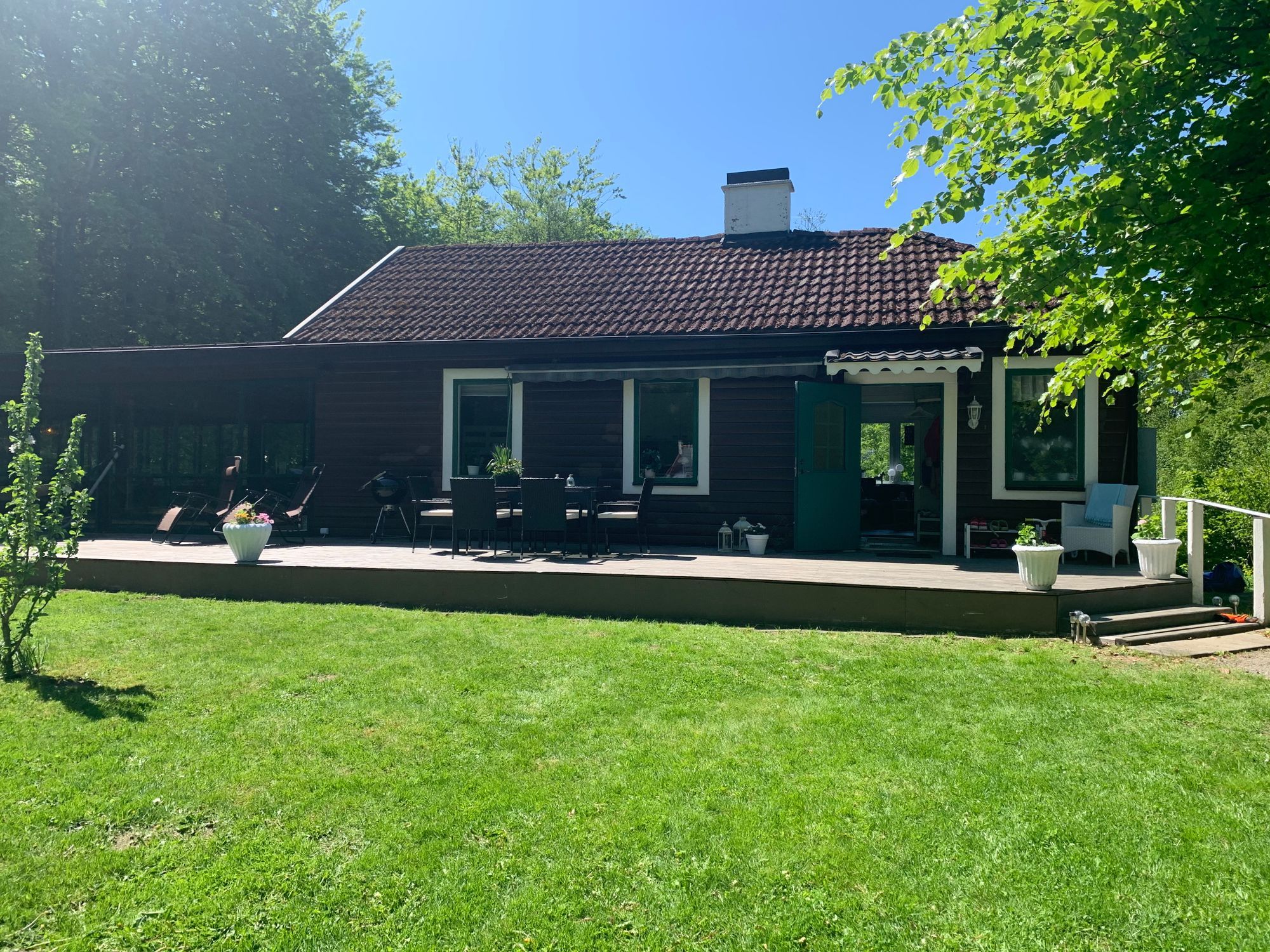 Stuga med egen pool vid badsjö. – bild 22 av 22