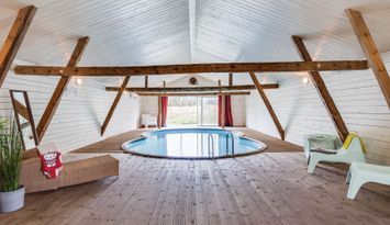 Rymligt och modernt hus med inomhuspool | SE02004