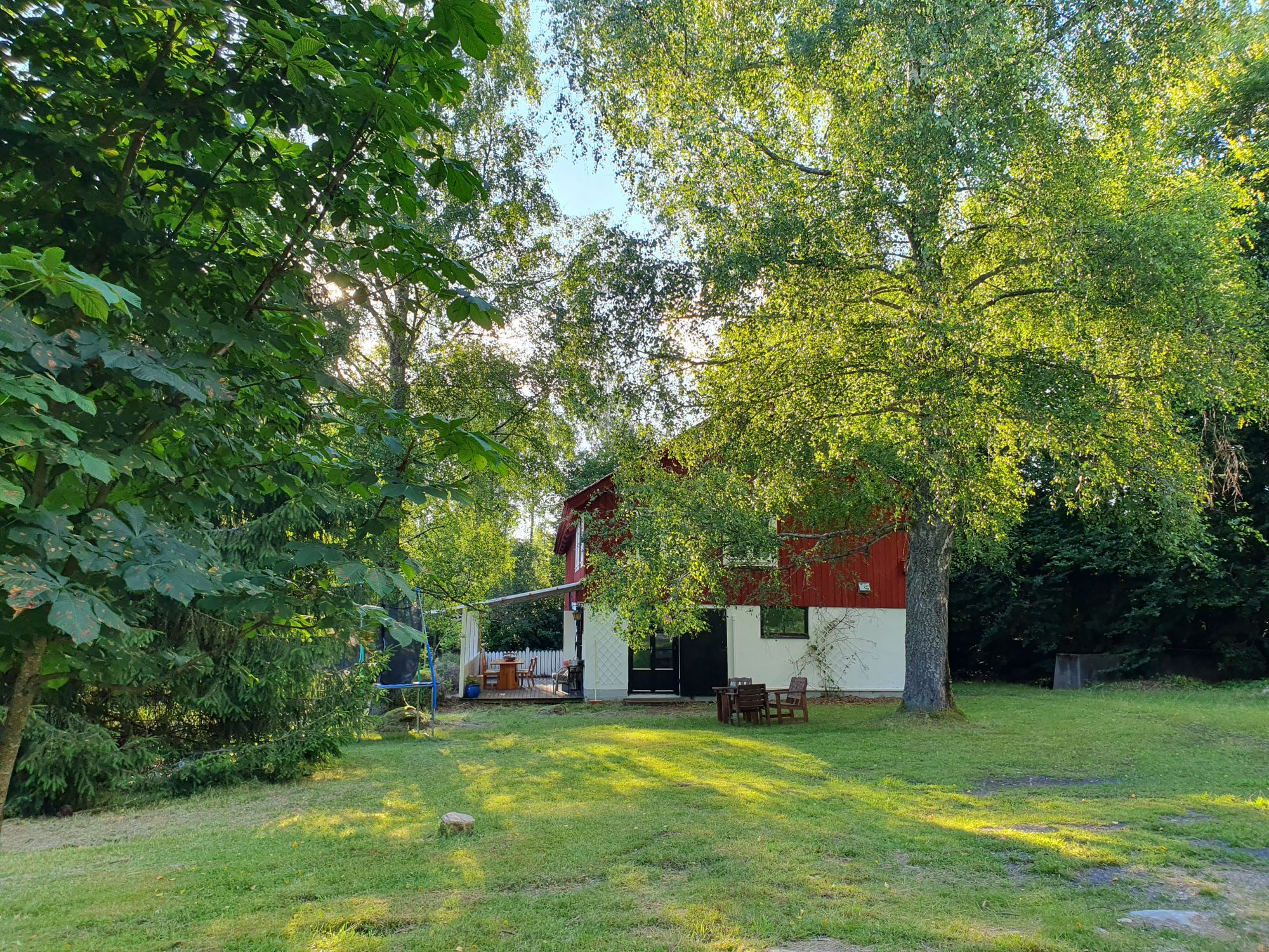 Stuga i Småland nära sjö med badtunna och leklada