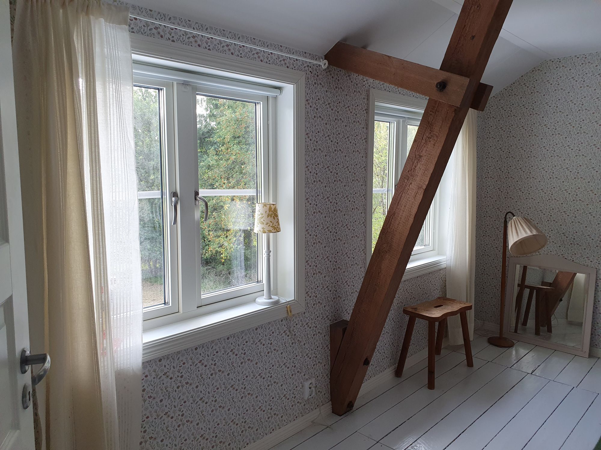 Stuga i Småland nära sjö med badtunna och leklada – bild 18 av 23