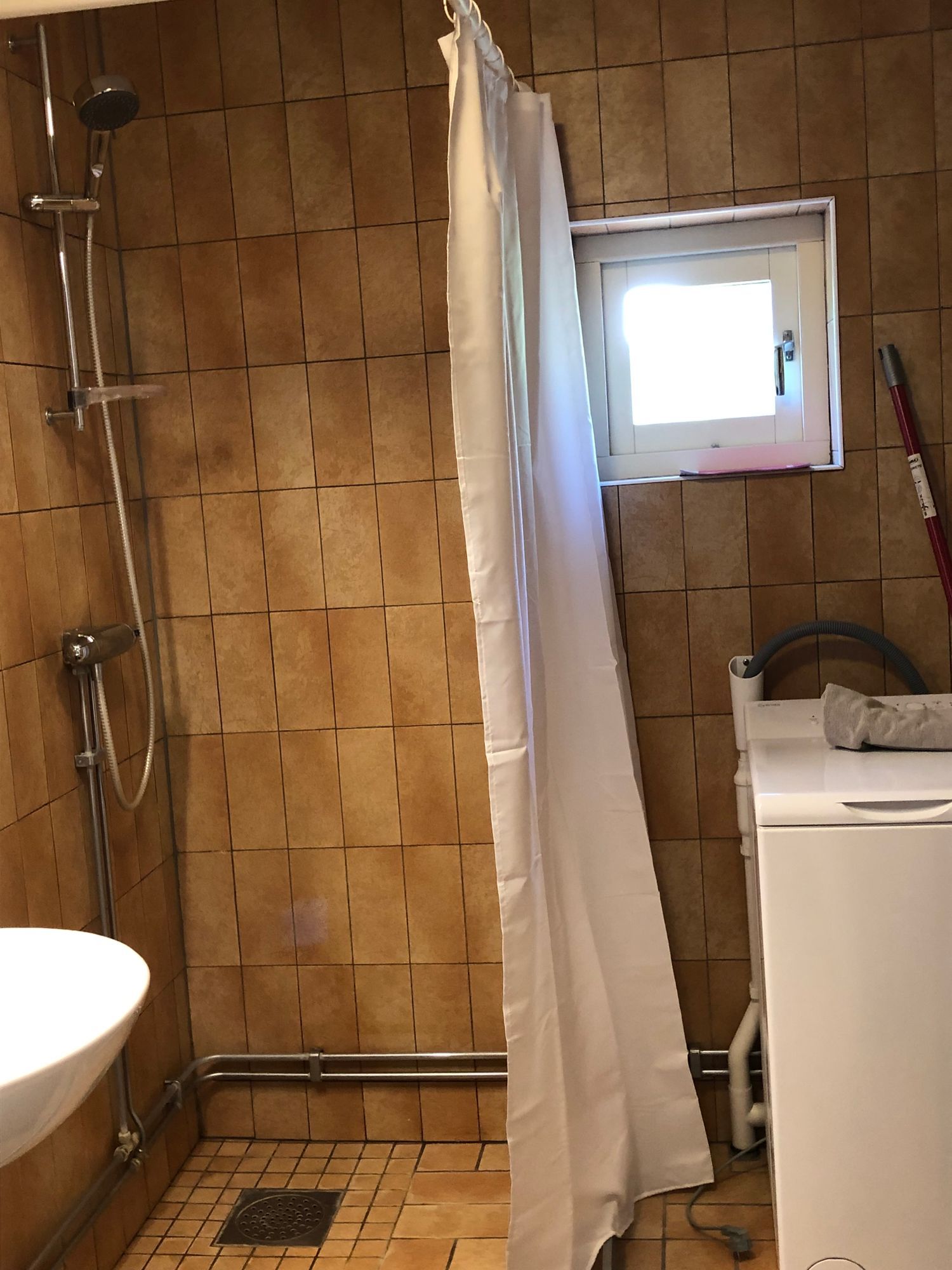 Fin stuga på landet, ändå nära till aktiviteter. – bild 11 av 12