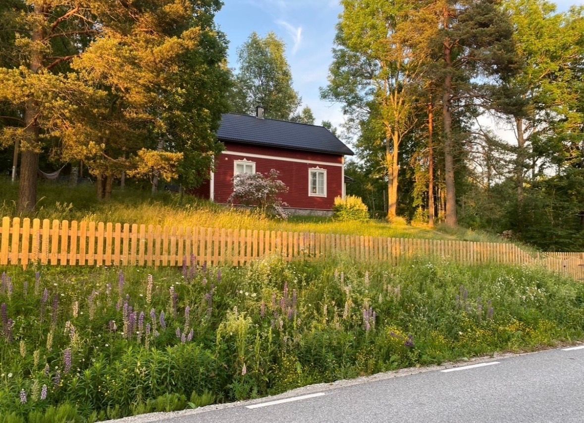 Ombyggt kapell – skogstomt med egen bastu