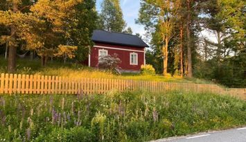 Ombyggt kapell – skogstomt med egen bastu