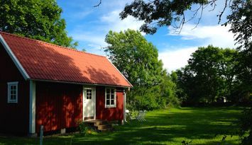 Fin välutrustad stuga med egen stor tomt