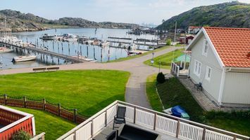 Skärgårdshus med härlig altan vid vattnet