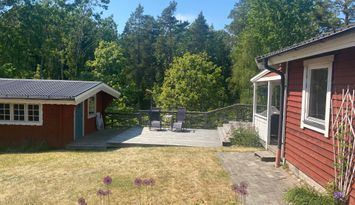 Stor sommarstuga med hög standard och härlig altan