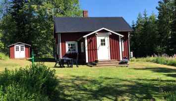 Charmig sommarstuga med avskilt läge