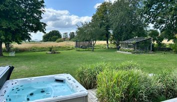 Stor villa med takterass, spabad och havsutsikt