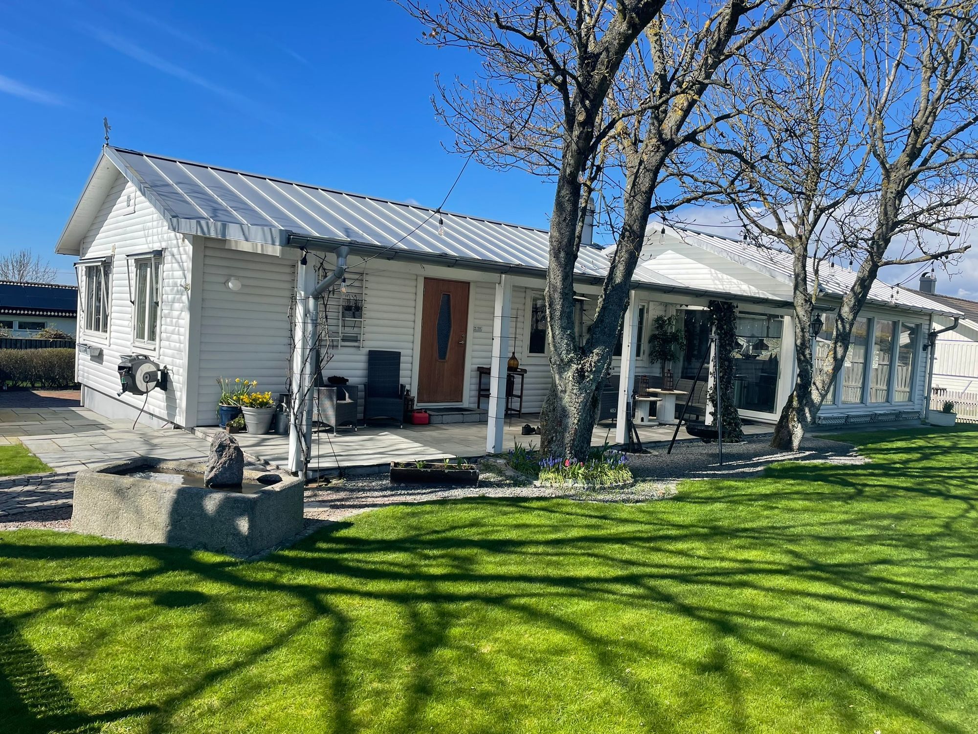 Stort strandnära sommarhus med härlig trädgård – bild 6 av 24